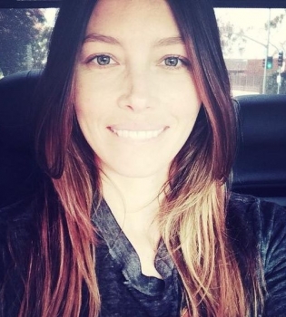 Джессика Бил на последних неделях беременности посетила вечеринку