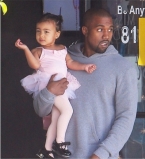 Любящий отец: Канье Уэст играет с дочерью Норт на пляже