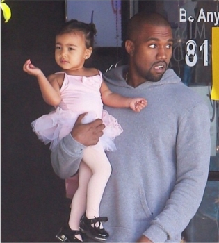 Любящий отец: Канье Уэст играет с дочерью Норт на пляже