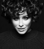 Ани Лорак вышла в свет в прозрачном платье