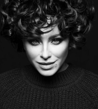 Ани Лорак вышла в свет в прозрачном платье