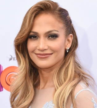 Дженнифер Лопес пришла с детьми на премьеру мультфильма в игривом мини