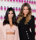 Модный казус: платье сестры Ким Кардашьян разошлось по швам на публике