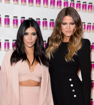 Модный казус: платье сестры Ким Кардашьян разошлось по швам на публике