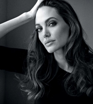 Анджелина Джоли удалила яичники и продолжает борьбу с раком