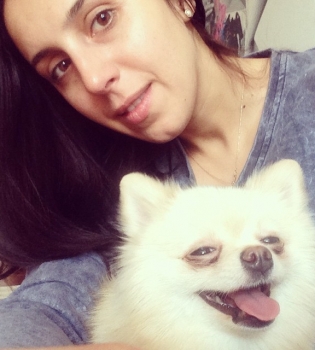 Джамала позирует без макияжа с собачкой