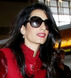 Долой классику: Амаль Клуни шокировала публику разноцветным нарядом