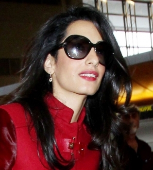 Долой классику: Амаль Клуни шокировала публику разноцветным нарядом