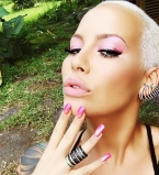 Эмбер Роуз загорает на пляже топлес