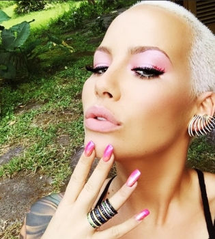 Эмбер Роуз загорает на пляже топлес