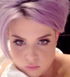 Келли Осборн показала завидное декольте