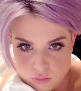 Келли Осборн показала завидное декольте