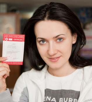 Соломия Витвицкая получила сертификат Красного Креста