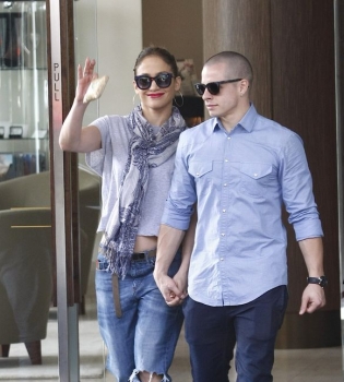 Дженнифер Лопес поцеловалась на публике с экс-бойфрендом Каспером Смартом