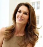 Со скобами и в самодельном платье: Синди Кроуфорд поделилась раритетным детским снимком