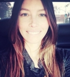 Беременная Джессика Бил показала округлившуюся фигуру на пляже