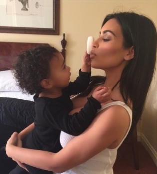 Ким Кардашьян с дочерью готовятся к Пасхе