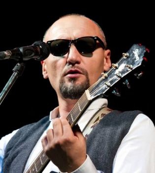 Солист группы Мандри Фома