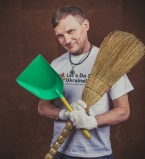 Олег Скрипка с веником и совком снялся в эко-фотосессии