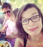 Милла Йовович с мужем и дочерью