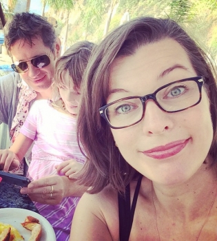 Милла Йовович с мужем и дочерью