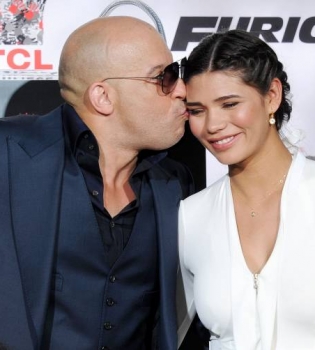 Вин Дизель впервые появился на публике с супругой после рождения дочери