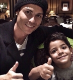 Весь в отца: Криштиану Роналду показал подросшего сына