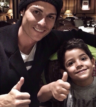 Весь в отца: Криштиану Роналду показал подросшего сына