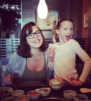 Милла Йовович показала трогательное фото новорожденной дочери