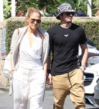 Дженнифер Лопес и Каспер Смарт гуляют с детьми