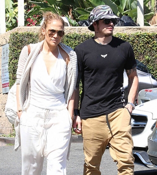 Дженнифер Лопес и Каспер Смарт гуляют с детьми