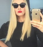 Оля Полякова делает селфи