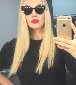 Оля Полякова делает селфи