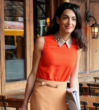 Учительский шик: Амаль Клуни продемонстрировала элегантный наряд