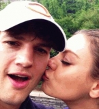 Мила Кунис и Эштон Катчер веселятся на бейсбольной игре