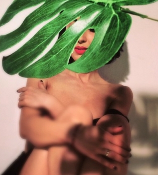 Анна Завальская полностью разделась