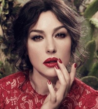 Соблазнительная Моника Беллуччи появилась на публике в прозрачном наряде