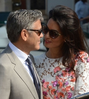 Всегда вместе: Амаль Клуни сопровождает мужа на съемках