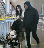 Семейное путешествие: Ким Кардашьян, Канье Уэст и Норт приехали в Париж