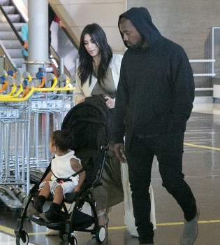 Семейное путешествие: Ким Кардашьян, Канье Уэст и Норт приехали в Париж