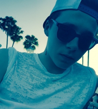 Сын Дэвида и Виктории Бекхэм показал личное фото с родителями