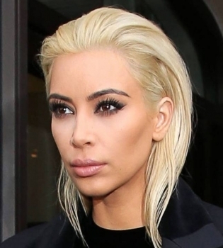 Сборник селфи Ким Кардашьян раскупили за одну минуту