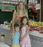 Юлия Высоцкая с дочерью Марией и сыном Петром