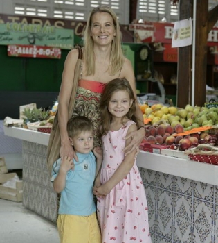 Юлия Высоцкая с дочерью Марией и сыном Петром