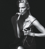 Шарлиз Терон оголилась для съемки в модном журнале