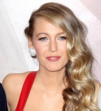 Леди в красном: соблазнительная Блейк Лайвли сияет в платье Monique Lhuillier