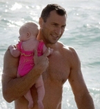 Владимир Кличко искупался с пятимесячной дочерью в океане