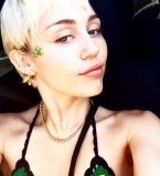 Попалась: Майли Сайрус целуется с девушкой