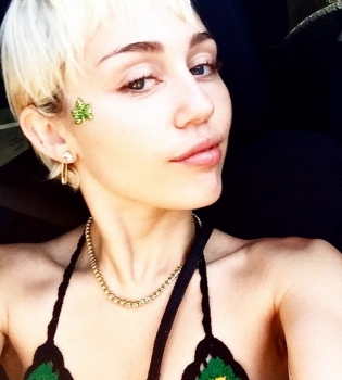 Попалась: Майли Сайрус целуется с девушкой