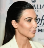 Ким Кардашьян покорила публику элегантным нарядом в Нью-Йорке